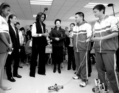 昨天上午，彭麗媛與米歇爾共同參觀北師大二附中，觀看學(xué)生們演示自己設(shè)計制作的幾何機(jī)器人。