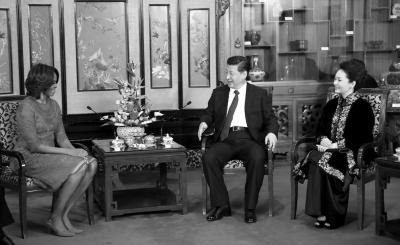 昨晚，國家主席習(xí)近平和夫人彭麗媛在北京釣魚臺國賓館會見美國總統(tǒng)奧巴馬夫人米歇爾。