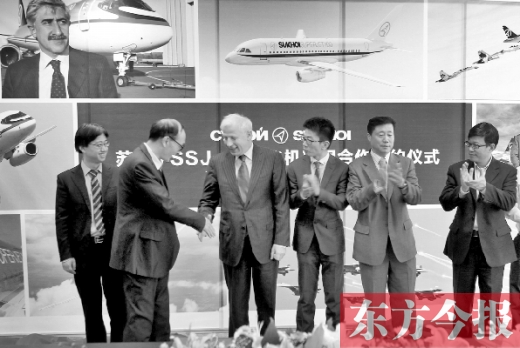 　昨日，“蘇霍伊SSJ-100飛機項目”合作簽約儀式在鄭州舉行
