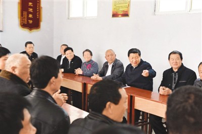 3月17日，習(xí)近平在河南省蘭考縣東壩頭鄉(xiāng)張莊村村委會與干部群眾座談，聽取意見和建議。