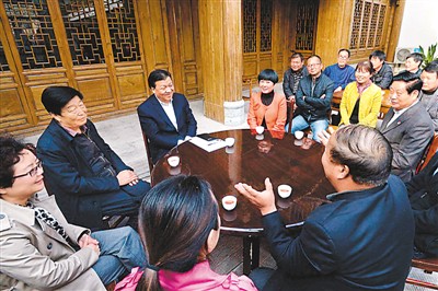 3月23日，劉云山在陜西省咸陽市禮泉縣煙霞鎮(zhèn)袁家村與基層干部群眾座談，聽取對教育實(shí)踐活動的意見建議。