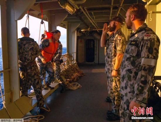 　據(jù)澳大利亞海軍4月11日發(fā)布的圖片顯示，中澳海軍海上聯(lián)合搜尋失聯(lián)客機(jī)。據(jù)悉，澳大利亞總理當(dāng)天表示，澳方執(zhí)行搜尋失聯(lián)客機(jī)任務(wù)的搜救人員已獲知黑匣子的大致位置。