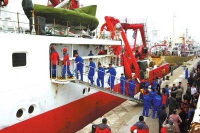  4月8日，“科學號”科學考察船從青島市中苑碼頭啟航，赴沖繩海槽區(qū)域進行科學考察。圖/CFP