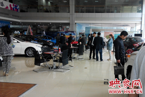 一大早來(lái)到4S店選車的顧客絡(luò)繹不絕。