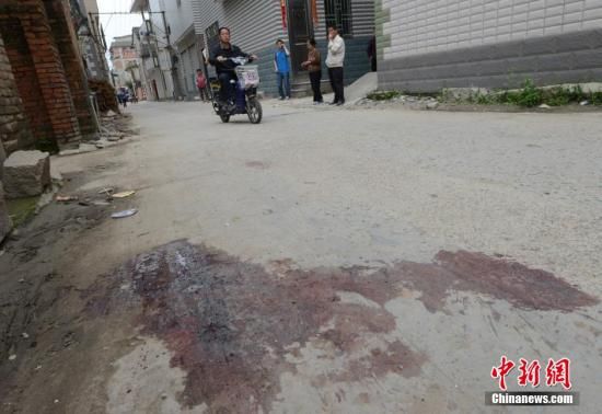 4月28日，福建省福州市閩侯縣發(fā)生一起惡性駕車撞人事件，圖為事發(fā)現(xiàn)場血跡斑斑。中新社發(fā) 劉可耕 攝