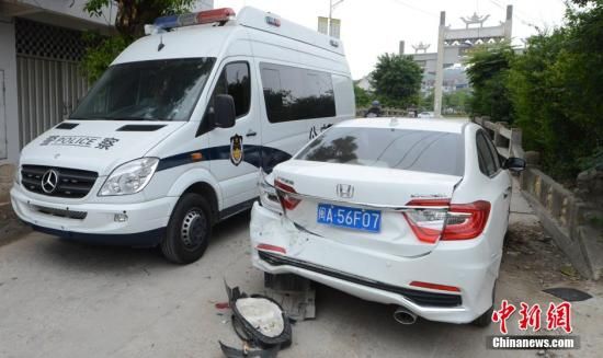  4月28日，福建省福州市閩侯縣發(fā)生一起惡性駕車撞人事件，圖為被撞車輛損毀嚴重。經(jīng)初查，該肇事男子叫林某新（漢族，37歲，福州長樂人），因婚姻問題，情緒失控，駕車從閩侯縣青口鎮(zhèn)往尚干鎮(zhèn)方向，沿奔馳大道行駛，連續(xù)撞人。中新社發(fā) 劉可耕 攝