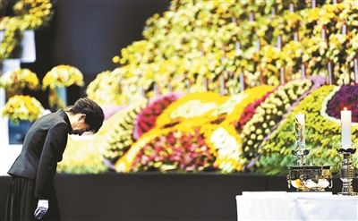 4月29日，韓國(guó)總統(tǒng)樸槿惠為“歲月”號(hào)沉沒(méi)客輪死難者默哀圖片/IC