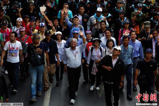 5月9日，泰國(guó)反政府示威者在素帖（中）的領(lǐng)導(dǎo)下在曼谷市中心游行。