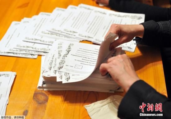 　　當(dāng)?shù)貢r(shí)間2014年5月11日，烏克蘭東部地區(qū)選舉工作人員開始公投計(jì)票工作。