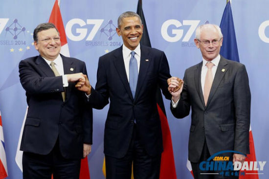 資料圖：6月4日，歐洲理事會主席范龍佩（右）和歐盟委員會主席巴羅佐（左）在會場門口歡迎前來與會的美國總統(tǒng)奧巴馬。由歐盟主持的七國集團領(lǐng)導人會晤4日晚間在布魯塞爾開幕，烏克蘭問題成為本次峰會核心議題。（新華社發(fā) 歐盟理事會供圖）