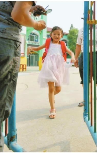 　　昨日，潛江市浩口鎮(zhèn)第三小學(xué)已被戒嚴(yán)，下午幼兒園學(xué)生放學(xué)時(shí)，一些家長(zhǎng)前來(lái)接孩子