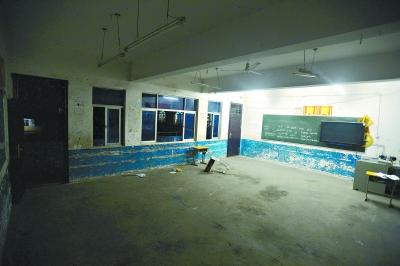 　　昨晚10時(shí)，事發(fā)教室里的書(shū)桌幾乎被搬空，一個(gè)損壞的書(shū)桌倒在地上