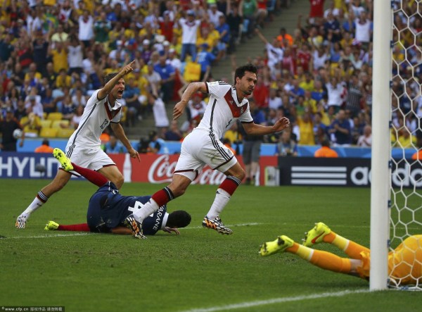 第13分鐘，胡梅爾斯頭球破門