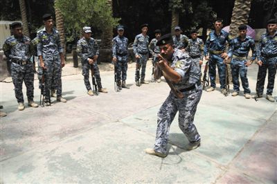 　5日，伊拉克巴格達(dá)，新招募的安全部隊(duì)成員進(jìn)行訓(xùn)練。