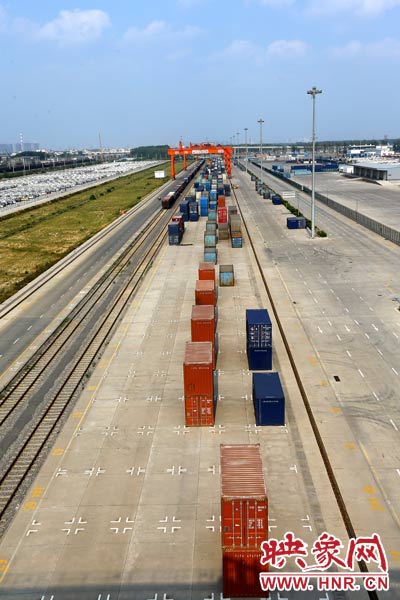 深處中原腹地的鄭州卻提出了一個(gè)響亮的口號(hào)，要打造成為中西部地區(qū)對(duì)外貿(mào)易的“無(wú)水港”。