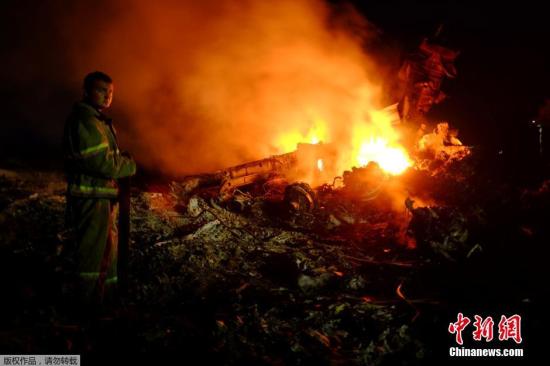 圖為馬航波音777客機(jī)在頓涅茨克地區(qū)墜毀的現(xiàn)場(chǎng)。