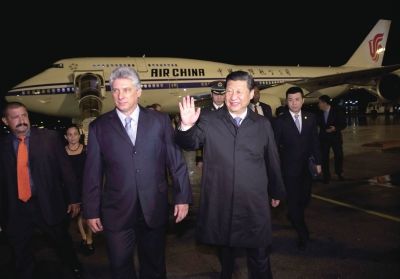 21日晚,習近平乘坐的專機抵達哈瓦那何塞·馬蒂國際機場。古巴國務委員會第一副主席兼部長會議第一副主席