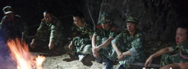 8月5日晚，受困官兵等待天亮以后的救援。