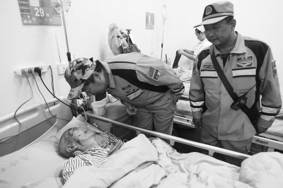 緊張的救援間隙，中國(guó)緊急救援河南基地的隊(duì)員還探望了被救的84歲老人。