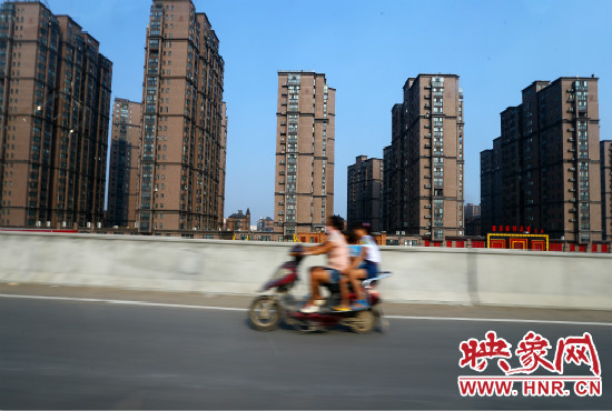 三環(huán)快速路開通后，仍有一些電動車違規(guī)上橋。