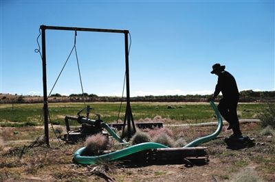 　布日古德起動水泵，等了幾分鐘才有水上來，沒抽一會兒就沒水了，等一陣子才能繼續(xù)抽。