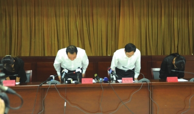 昆明通報明通小學(xué)踩踏事故原因,官員鞠躬致歉。圖/東方IC 昆明通報明通小學(xué)踩踏事故原因,官員鞠躬致歉。圖/東方IC