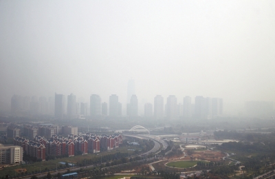 玉米秸稈煙淹了“大玉米”10月7日，霧霾籠罩下的鄭東新區(qū)CBD。