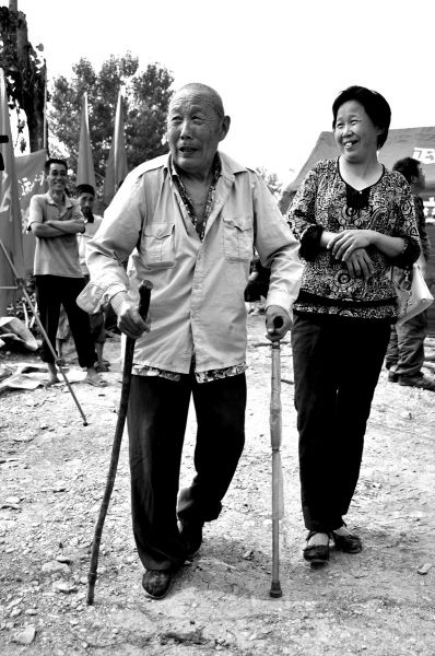 2011年6月26日，何兆勝在三女兒的陪伴下漫步在搬遷現(xiàn)場。