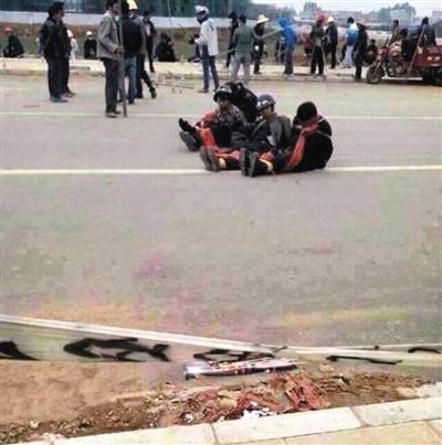 14日，沖突現(xiàn)場，幾名頭戴鋼盔的人被捆綁著。圖/東方IC