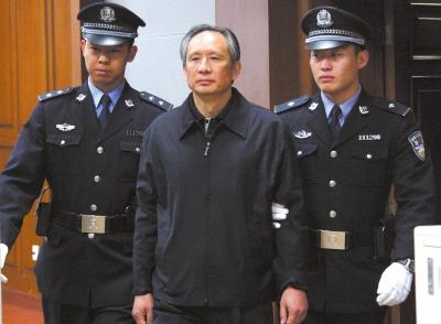 昨天，被告人張曙光在法庭上聽(tīng)取宣判。新華社發(fā)