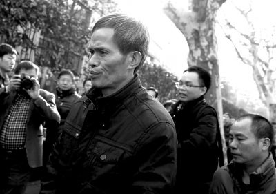 被告人林森浩的父親林尊耀準(zhǔn)備進(jìn)入法院。