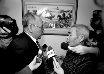 15日，內(nèi)蒙古高院副院長趙建平（左）帶隊(duì)向呼格吉勒?qǐng)D父母送達(dá)再審法律文書。