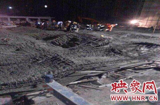 圖為事故現(xiàn)場情況，當?shù)厝罕姽﹫D。