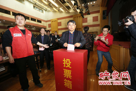 省委宣傳部副部長、省新聞出版廣電局局長朱夏炎現(xiàn)場投票