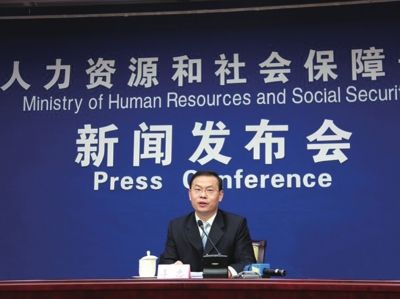 昨天，人社部新聞發(fā)言人李忠在新聞發(fā)布會(huì)上回答記者提問。圖/中國網(wǎng)