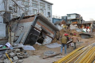 坍塌事故發(fā)生后，房屋傾倒在地面上。記者 徐曉帆/攝