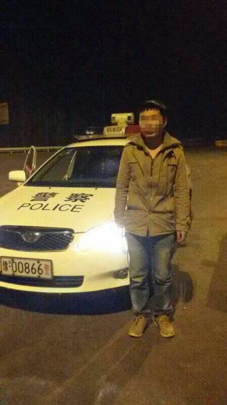 男子被父親拋棄后，在高速交警的幫助下才得以回家。