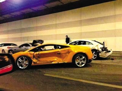 一目擊者出示照片，隧道內(nèi)，事發(fā)時還停著多輛車，其中一輛黃色豪車車門明顯內(nèi)凹，另一白色車車尾損毀嚴(yán)重。