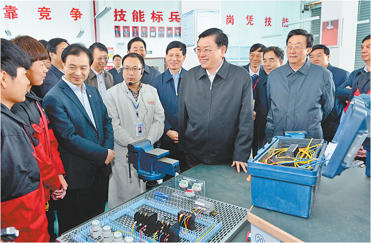 4月14日上午，中共中央政治局常委、全國人大常委會委員長張德江在許昌技術經(jīng)濟學校與血神們親切交談。