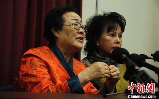 圖為慰安婦受害者李容洙（Lee Yong Soo。圖左）發(fā)表講話，要求安倍正式道歉。