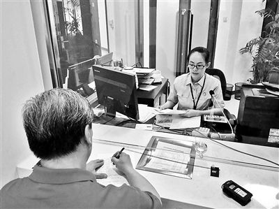 昨天，第一位行政案件立案者冀先生在立案大廳窗口前立案