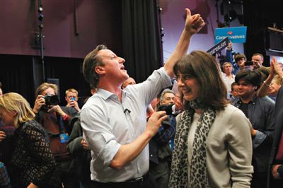 4日，英國巴斯，卡梅倫和妻子薩曼莎到一所女子學(xué)校助選。英國大選前夕，主要政黨的領(lǐng)袖們紛紛派妻子去拉選票。