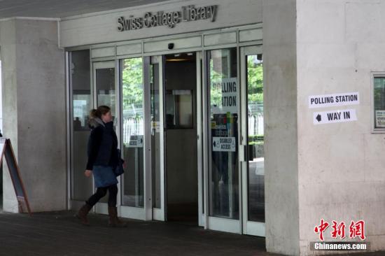 月7日，英國(guó)舉行大選，650個(gè)選區(qū)的選民前往投票站，選出代表各自選區(qū)的國(guó)會(huì)議員，贏得全國(guó)超過(guò)半數(shù)選區(qū)議席(即超過(guò)325個(gè)席位)的政黨，則獲得執(zhí)政權(quán)。圖為一名選民進(jìn)入投票站投票。<a target='_blank' ><p  align=