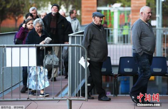 2015年英國(guó)大選投票已經(jīng)于當(dāng)?shù)貢r(shí)間5月7日早7點(diǎn)(北京時(shí)間7日下午14時(shí))開始。選民將在首相卡梅倫領(lǐng)導(dǎo)的保守黨、米利班德領(lǐng)導(dǎo)的工黨及其他一些小黨中做出抉擇，投票結(jié)果將于8日出爐。