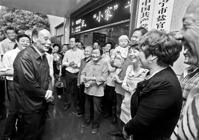 5月8日，王岐山與海寧市鹽官鎮(zhèn)桃園村黨委班子成員、老黨員和群眾親切交流供圖/新華社