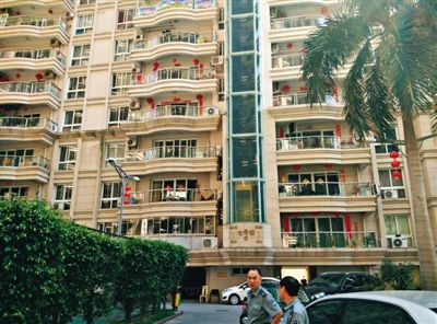 泉州鬧市區(qū)刺桐路上一小區(qū)。5月5日凌晨，泉州安監(jiān)局調(diào)研員謝清平在7號(hào)樓自殺。