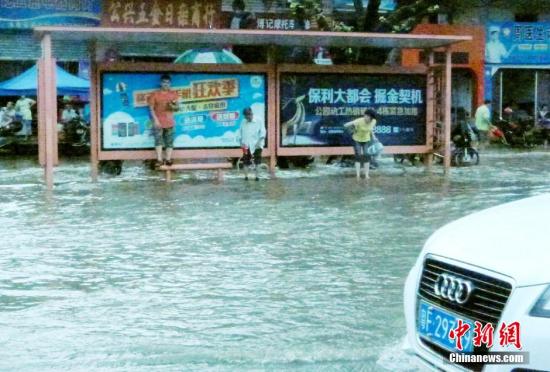 圖為暴雨持續(xù)兩小時(shí)，韶關(guān)市區(qū)又變“水城”。陳惠賢 攝