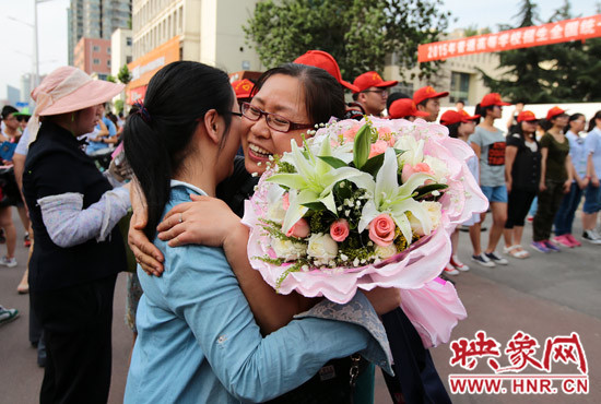 考試結(jié)束，考生與家長(zhǎng)深情的擁抱