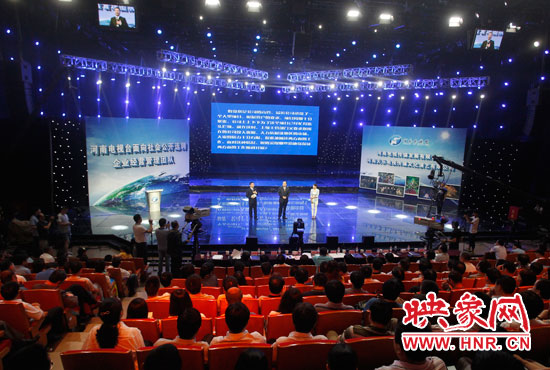 16日上午，河南電視臺1500平米演播廳內(nèi)座無虛席。