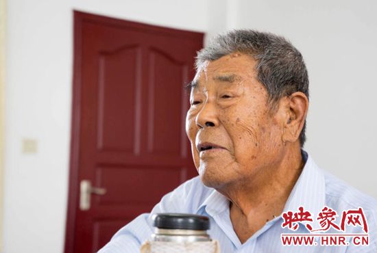 張計發(fā)正在講述抗戰(zhàn)故事 張計發(fā)正在講述抗戰(zhàn)故事